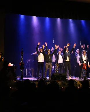 Live concert by Holiday Hootenanny